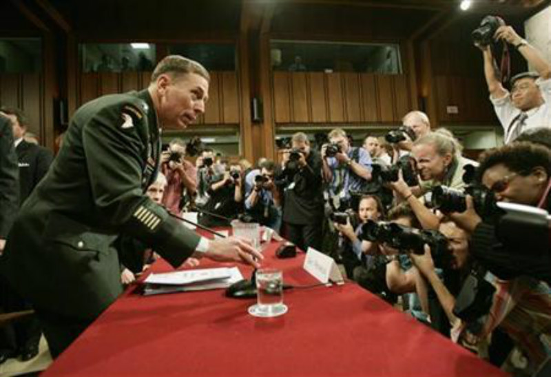 2012119(CIA)ǰL˵מ˹(David Petraeus)cԂ߲_¾S(Paula Broadwell)ĻعڮoY(ji)˃HHm(x)14µ־L(z2007911AʢD) DƬԴ·͸