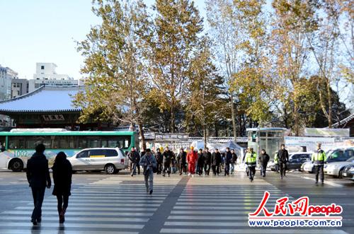 首爾市廳路口,行人正在交警的指揮下有秩序的過馬路 攝影記者:孫偉東