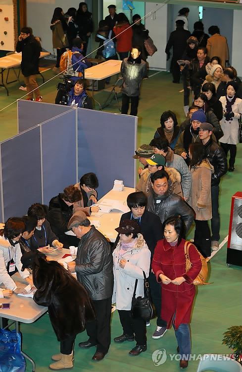 資料圖片:首爾蠶室地區(qū)選民們排長隊(duì)等候投票。(圖片來自韓聯(lián)社)