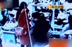 監(jiān)控記錄女賊貼身扒竊