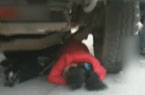 卡車輪下壓人眾人援手
