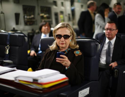 20111018(w)ϣڼRw貨܊C-17wC(j)ϲ鿴PDA(Kevin Lamaeque/AFP/Getty Images)