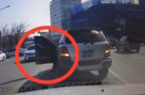 女司機(jī)倒車摔出車外