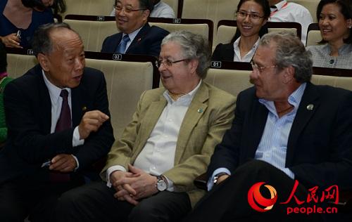 中國(guó)公共外交協(xié)會(huì)會(huì)長(zhǎng)李肇星與駐華外交官親切交談 畢業(yè) 攝