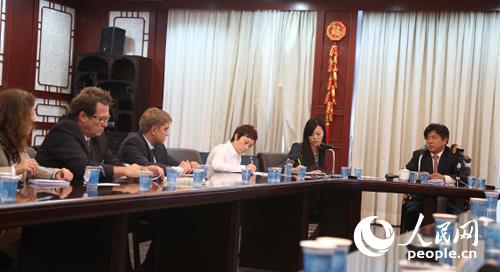 中國駐巴西大使李金章(右一)回答記者提問 (人民網(wǎng)記者 張衛(wèi)攝)