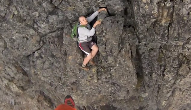 男子徒步遇險命懸一線 直升機懸崖上驚險救援(圖)