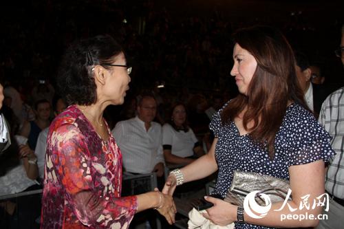 迦太基國(guó)際藝術(shù)節(jié)新疆木卡姆藝術(shù)團(tuán)演出前,中國(guó)駐突尼斯大使邊燕花會(huì)見(jiàn)藝術(shù)節(jié)主席索尼婭女士。(孫健攝)