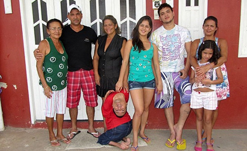 Claudio Vieira de Oliveira同媽媽(左一)與家人合影