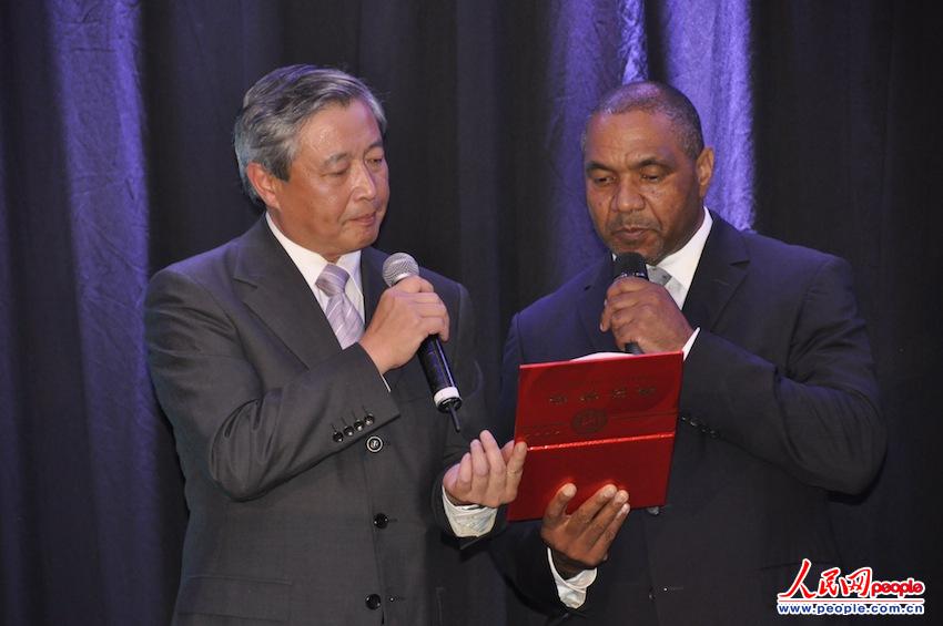 ���h���޿����턢�������c�Ϸǂ�ý�����Eddie Mbalo�ҕԫ@����λ���O��� �z