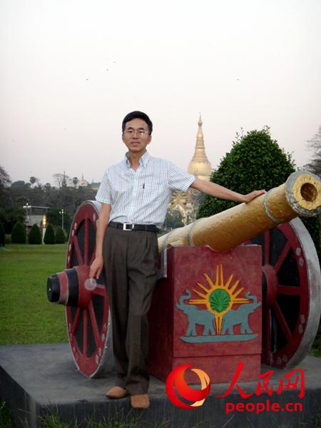 楊厚蘭大使在仰光大金塔前