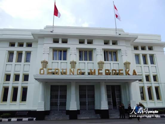 BǡvʷԲСĽKcD骚B⾰(Gedung Merdeka骚B)ܲ z