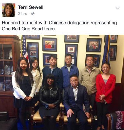 美國(guó)國(guó)會(huì)議員塞威爾女士將與中國(guó)智庫(kù)代表團(tuán)會(huì)見照片放在個(gè)人社交賬號(hào)上,
并寫道“很榮幸能夠與中國(guó)‘一帶一路’智庫(kù)代表團(tuán)會(huì)見”。