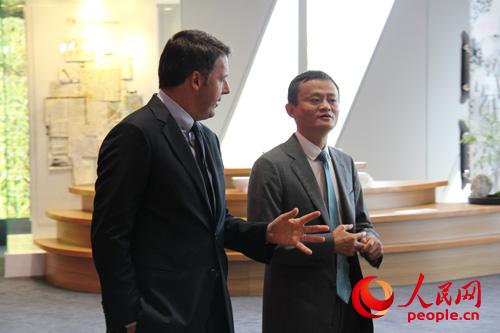 9月4日,意大利總理倫齊(左)和阿里巴巴集團董事局主席馬云在交談。人民網(wǎng)記者-杜一菲攝