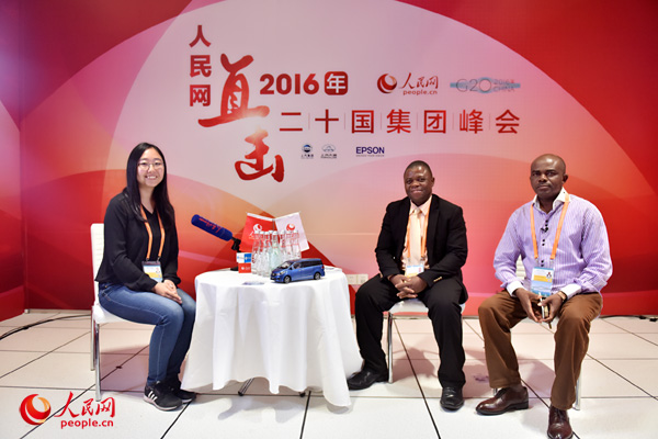利比里亞報(bào)紙In Profile Daily編輯弗雷德里克·P·W·蓋耶(右二)和尼日利亞《太陽(yáng)報(bào)》高級(jí)編輯伊肯納·艾梅武(右一)來(lái)到人民網(wǎng)設(shè)在峰會(huì)新聞中心的演播室,接受人民網(wǎng)訪談。