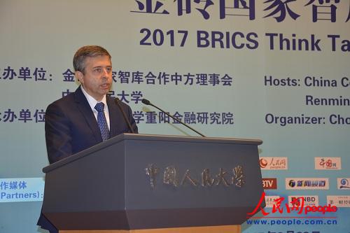 俄羅斯駐華使館公使銜參贊季諾維也夫 劉亞潔攝