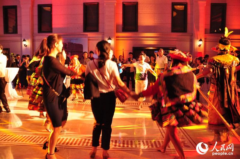 ӬF(xin)˂һͬ赸