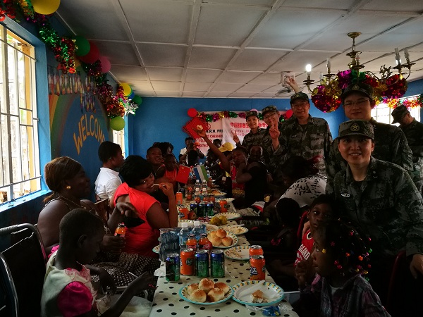 中國專家與非洲殘疾孤兒歡聚在一起喜迎新年。易樂 攝