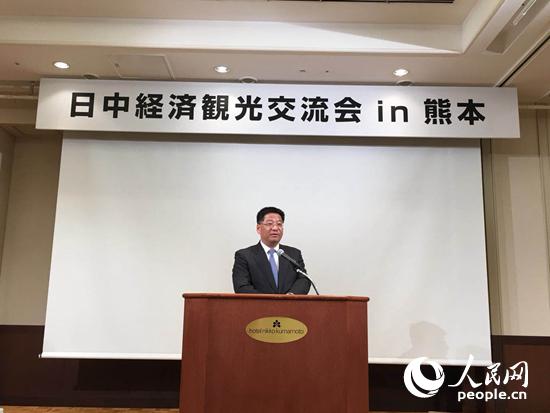 中國(guó)駐福岡總領(lǐng)事何振良在中日經(jīng)濟(jì)觀光交流會(huì)上致辭。