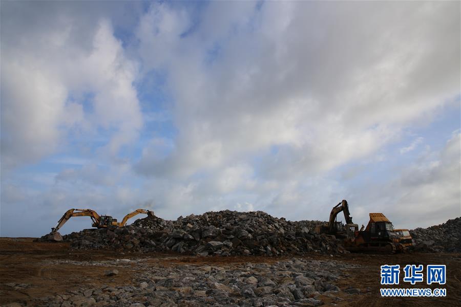 6��8�գ���˹���m���Ƃ��¸ۿڳ�ʩ���F(xi��n)��(ch��ng)���ھ�C(j��)��(du��)ʯ���M(j��n)�з��̎�������A��ӛ�������� �z