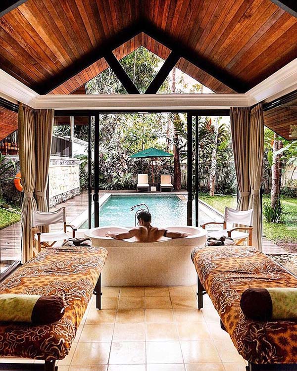 在爪哇馬格朗迷人的Plataran Borobudur Resort&Spa度假勝地度過一個(gè)輕松的下午。