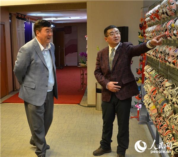 11��21�����Ї��v�ɹŇ���ʹ�^�Ϻ������󣩴�ʹ����ǰ�텢�^�ڞ��m�����Ї��Ļ������e�еġ����⡪���Ї�����Ę�Vչ�����D�Ҟ鱱��Ę�V�����|(zh��)�Ļ��z�a(ch��n)�������ZȺ��