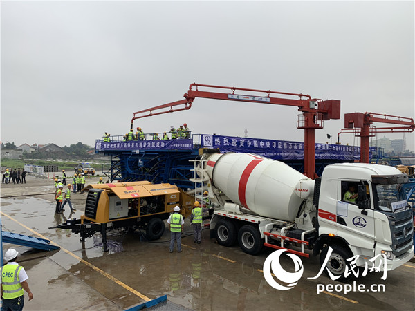 首榀箱梁混凝土澆筑現(xiàn)場(chǎng)