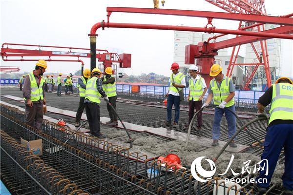 首榀箱梁混凝土澆筑現(xiàn)場(chǎng)