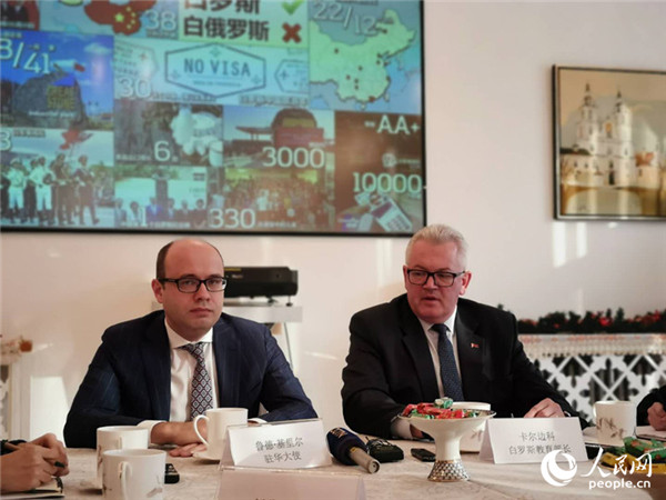 白俄羅斯駐華大使魯?shù)潞徒逃块L卡爾邊科舉行新聞發(fā)布會 楊倩 攝