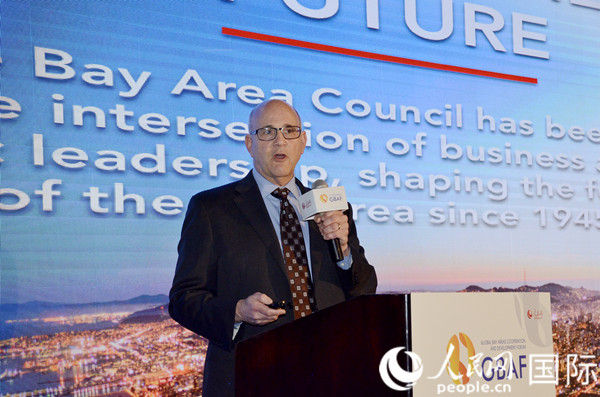 舊金山灣區(qū)委員會主席吉姆·伍德曼發(fā)表主題演講