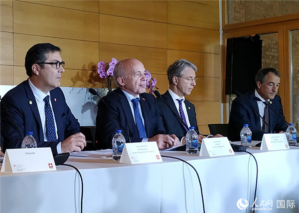 瑞士聯(lián)邦主席毛雷爾(左二)在發(fā)布會上 攝影:Jeffrey Moeller