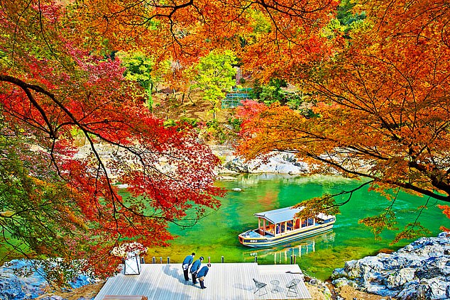 寧?kù)o的環(huán)境:客人乘船前往京都的Hoshinoya。