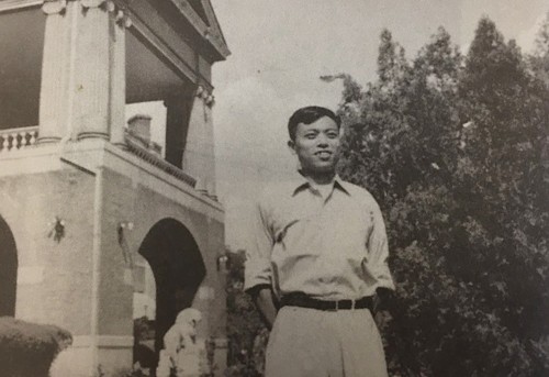 資料圖:1955年,朱應(yīng)鹿在老外交部東樓前