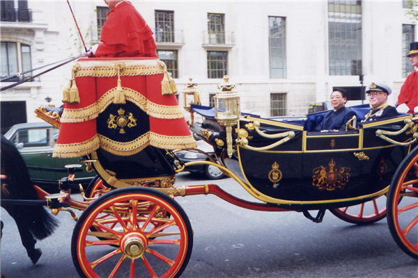 馬振崗乘皇家馬車去白金漢宮向女王交國書
