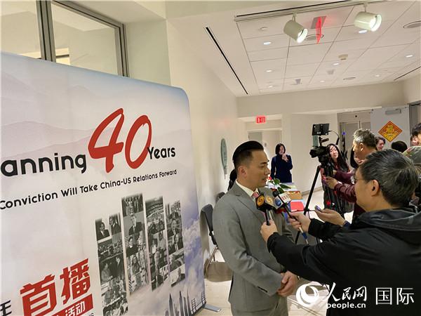 舊金山市立圖書館館長MICHEAL LAMBERT在活動現(xiàn)場接受記者采訪