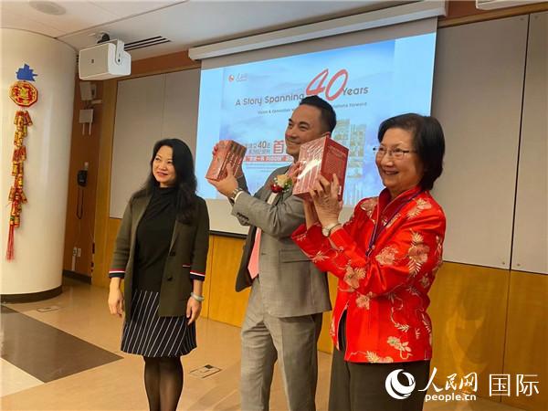 舊金山市立圖書館館長(zhǎng)Micheal Lambert(中)與舊金山圖書館資深館員盧慧芬女士向現(xiàn)場(chǎng)來(lái)賓展示接受捐贈(zèng)的圖書