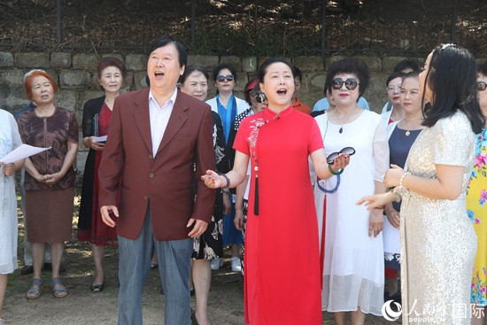 悉尼華星藝術(shù)團(tuán)成員合唱《我的祖國》(攝影 莊麗婷)