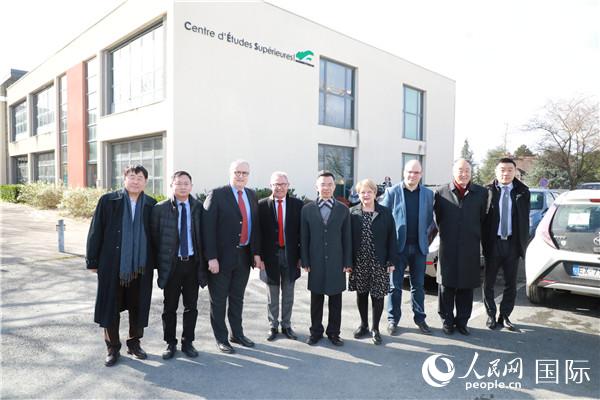 中國駐法國大使盧沙野看望夏斗湖中法國際大學(xué)城留學(xué)人員