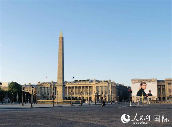 巴黎協(xié)和廣場(圖片:何蒨)
巴黎著名的協(xié)和廣場空無一人,只有稀少的車輛經(jīng)過。