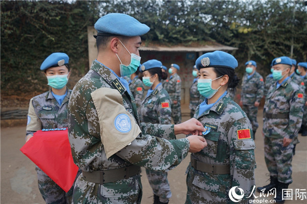 醫(yī)療分隊孫延榮隊長為官兵授勛(王璽攝)