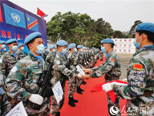 部隊指揮長侯勇為榮獲司令嘉獎官兵頒發(fā)獎?wù)伦C書 (王璽攝)