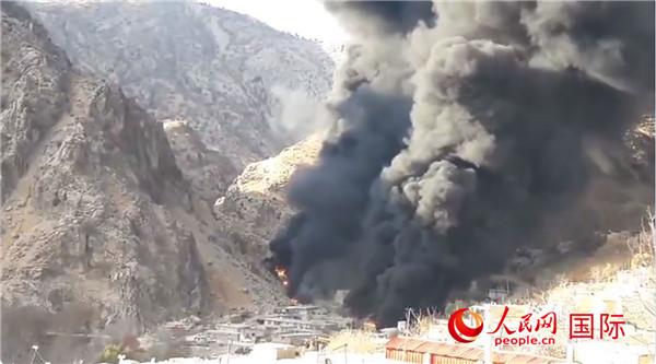 伊朗因山體滑坡導(dǎo)致石油管道斷裂起火現(xiàn)場照片