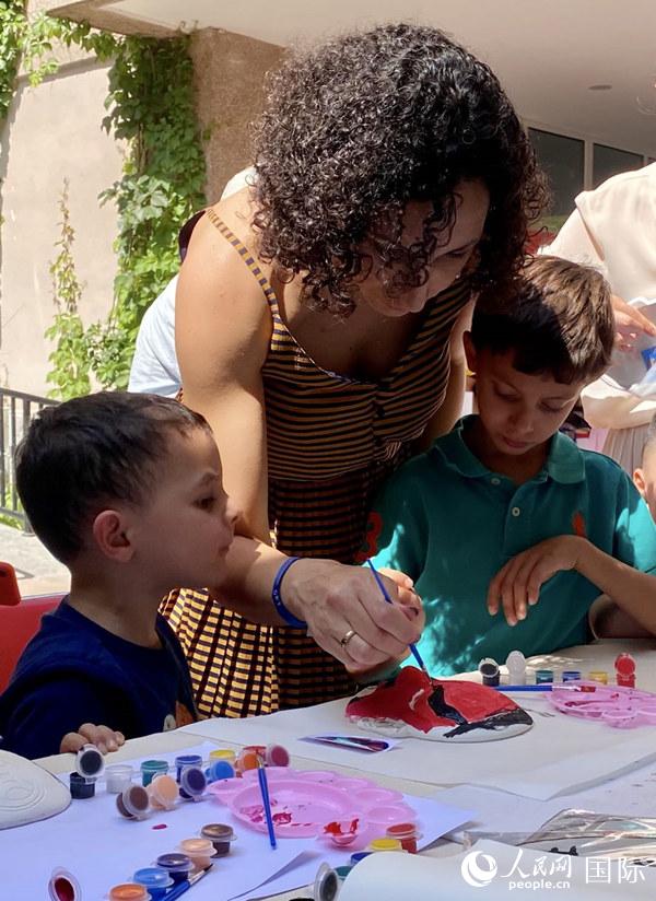 觀眾在展臺前描畫昆劇臉譜。人民網(wǎng)記者 王驍波攝