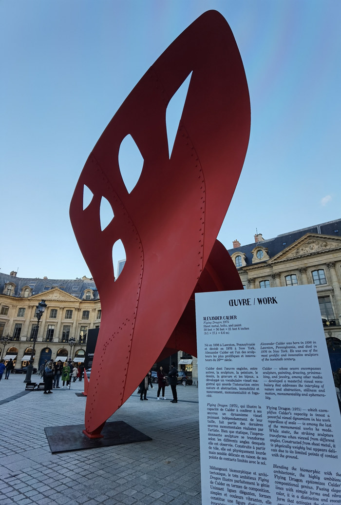 ?sh)ؕrg1023Hˇg(sh)[չ_ĻAlexander CalderƷwFlying Dragon1975ķVPlace Vend?meչwF(xin)wcչˑB(ti)͡ҕXЇ(qun)ƷՈD(zhun)d