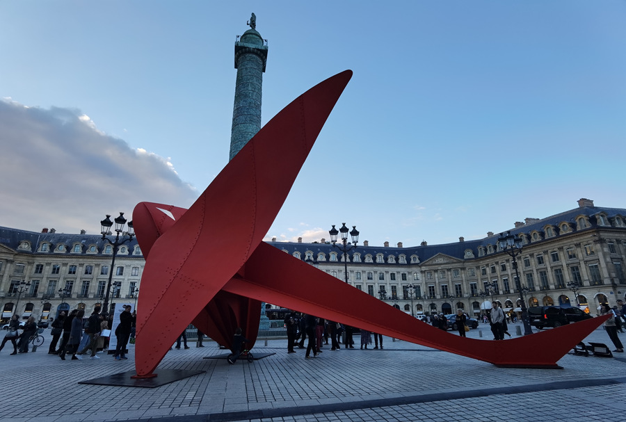 (dng)?sh)ؕr(sh)g1023H(dng)ˇg(sh)[չ_ĻAlexander CalderƷwFlying Dragon1975ķVPlace Vend?meչwF(xin)wcչˑB(ti)ҕXЇ(qun)ƷՈD(zhun)d