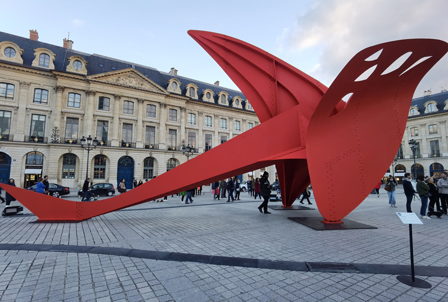 (dng)?sh)ؕrg1023H(dng)ˇg(sh)[չ_ĻAlexander CalderƷwFlying Dragon1975ķVPlace Vend?meչwF(xin)wcչˑB(ti)͡ҕXЇ(qun)ƷՈD(zhun)d