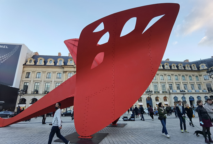 (dng)?sh)ؕr(sh)g1023գ(gu)(gu)H(dng)ˇg(sh)[(hu)չ_(ki)ĻAlexander CalderƷwFlying Dragon1975ķV(chng)Place Vend?meչwF(xin)wcչˑB(ti)ҕX(ju)Ї(gu)(qun)ƷՈ(qng)D(zhun)d