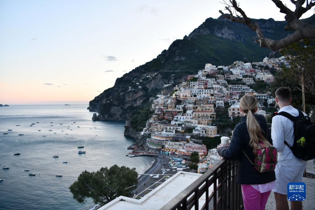 53οpµRƺRƺλϲ၆^(q)аud_RZh(hun)(yu)Ȼ^Sذeӳɽ̺֮gɫ1997(lin)χ̿ĽMRƺ^Ļza(chn)Aӛ R z