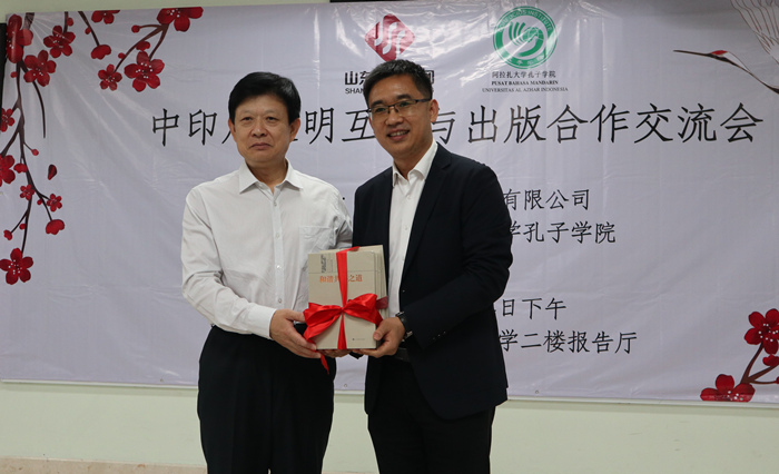 張志華董事長(zhǎng)贈(zèng)送書籍給孔院牛海濤院長(zhǎng)。阿拉扎大學(xué)孔子學(xué)院供圖