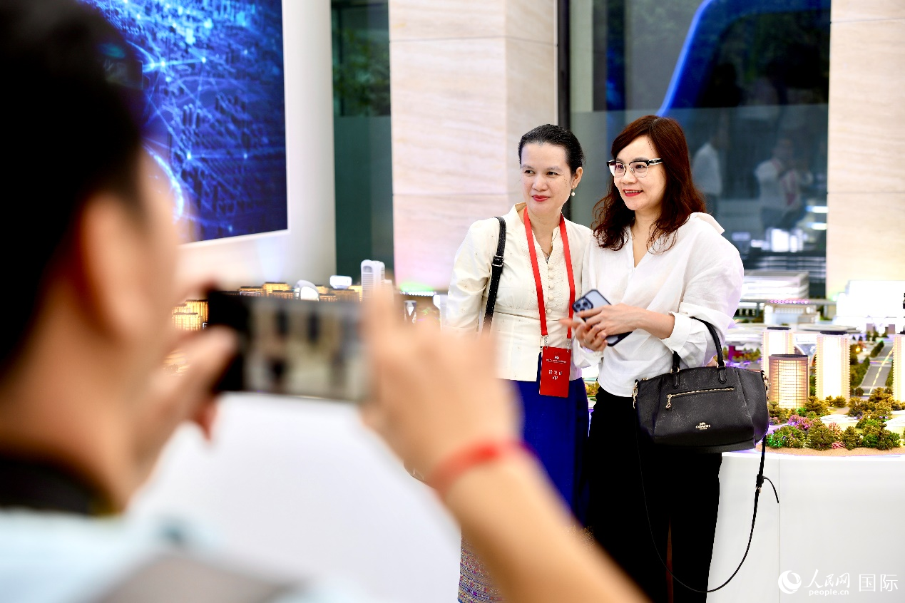 外媒記者在中國能建集團(tuán)展覽館仿真模型前拍照。人民網(wǎng) 李世奇攝