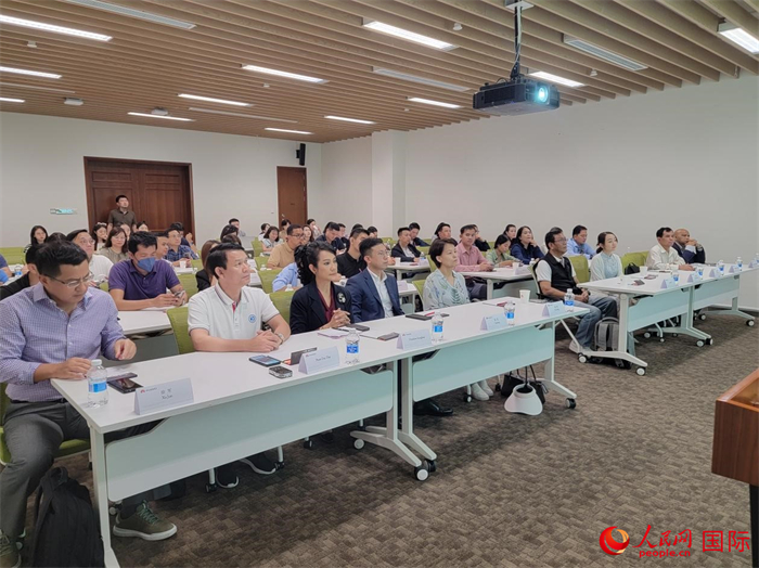 華為與外媒記者進(jìn)行座談交流。人民網(wǎng) 寧玉瑛攝